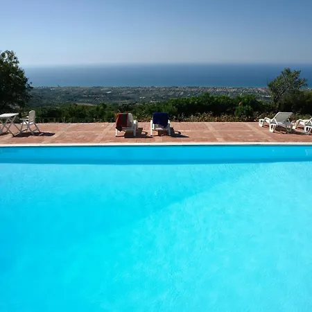 Lascari Sleeps 4 Pool Wifi Apartment *