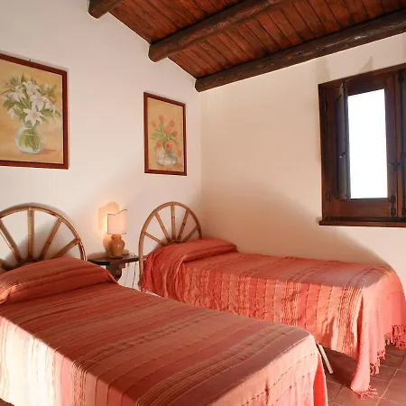 Lascari Sleeps 4 Pool Wifi Apartment *